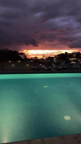 Kolam renang di atau dekat dengan Modern stylish apt. steps away from the beach