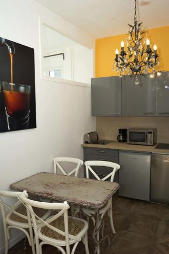 une cuisine avec une table et des chaises dans une cuisine dans l'établissement Appartement Cannes rue Marceau, à Cannes