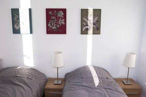 カンヌにあるAppartement Cannes rue Marceauのベッドルーム1室(ベッド1台付)が備わります。壁に3枚の写真が飾られています。