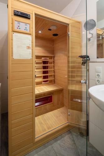 a sauna with a glass door in a bathroom at Sonnenterrasse in Juist
