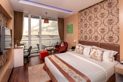 マレにあるSummer Beach Maldivesのベッドとバルコニー付きのホテルルーム