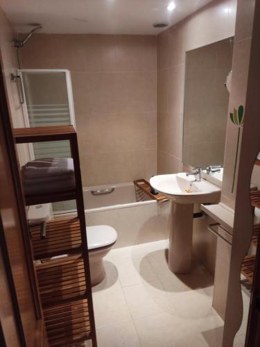 a bathroom with a toilet and a sink and a tub at En Madrid, a unos minutos del aeropuerto airport Barajas, Plenilunio, estadio de fútbol Metropolitano, Feria de Madrid, Clínica Navarra in Madrid