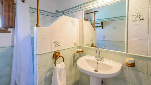 ein Bad mit einem Waschbecken und einem Spiegel in der Unterkunft Casa Guajar Monda by Ruralidays in Monda
