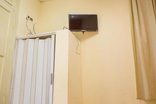 a flat screen tv on the corner of a wall at Hotel Atlantic in Mar del Plata