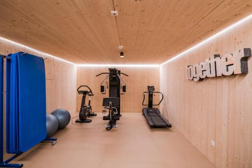 einen Fitnessraum mit mehreren Laufbändern in einem Zimmer in der Unterkunft Rooms Kronblick in St. Lorenzen