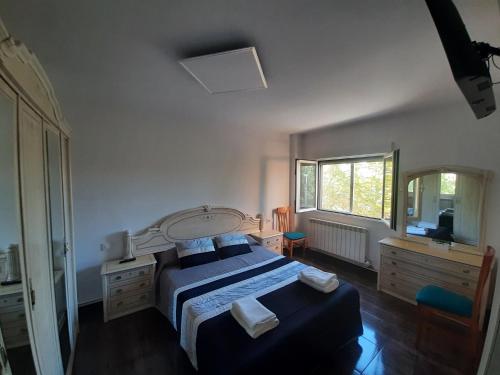 1 dormitorio con 1 cama grande y espejo en Angel, en Zamora