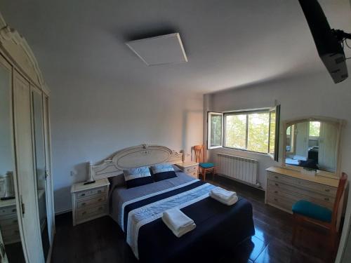 a bedroom with a large bed and a mirror at Angel in Zamora