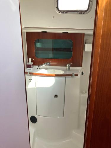 bagno con lavandino e specchio di Sea Bloom - Sleep & Sail in Tejo a Lisbona