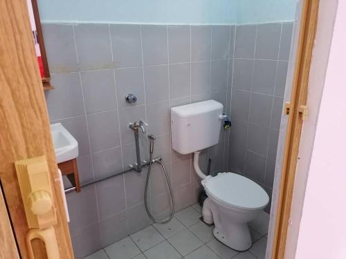 y baño con aseo y lavamanos. en SMART 2.0 Homestay Pantai Kemayang Bachok, en Bachok