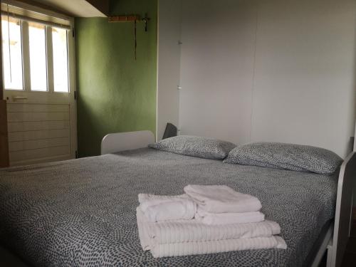 a bedroom with a bed with towels on it at Molise isernia è casa Sbriglio, tra cascate, laghi, fiumi e relax in Sessano Del Molise