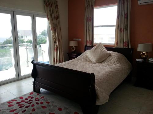 Un dormitorio con una cama grande y una ventana en Mari Sol, en Saint Phillip