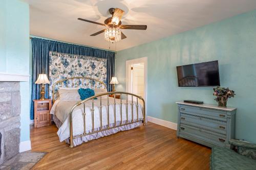 a bedroom with a bed and a ceiling fan at Echo Mountain Inn in Hendersonville