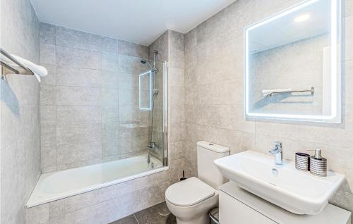 y baño con aseo, lavabo y ducha. en Beautiful Apartment In Sevilla With Wifi, en Sevilla