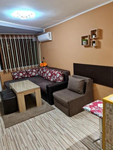 sala de estar con sofá y silla en House Slava en Veliko Tŭrnovo