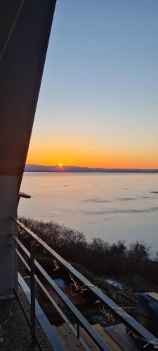 a view of the ocean at sunset from a house at Chata u Jančúra in Vinné
