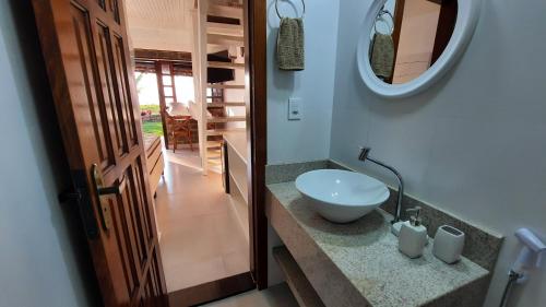 a bathroom with a sink and a mirror at Bangalô Aconchegante de Frente para o Mar in Prado