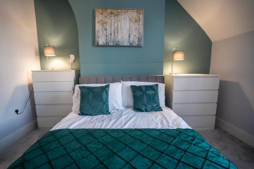 Ένα ή περισσότερα κρεβάτια σε δωμάτιο στο The Faustus - 3 Bedroom House in Canterbury City
