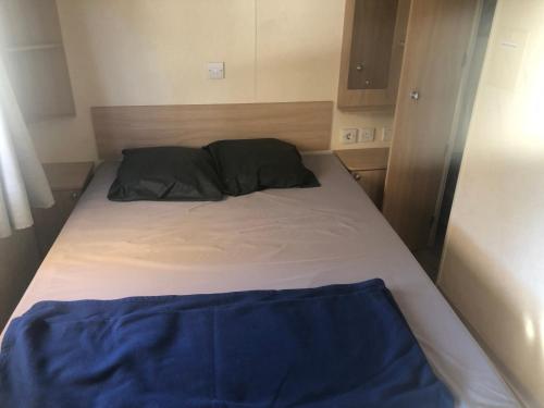 Cette petite chambre comprend : dans l'établissement Cathy & David-Mobile Home 11-Camping Novela, à Port-la-Nouvelle