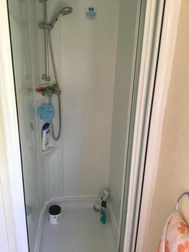 une salle de bain avec douche, baignoire et toilettes dans l'établissement Cathy & David-Mobile Home 11-Camping Novela, à Port-la-Nouvelle