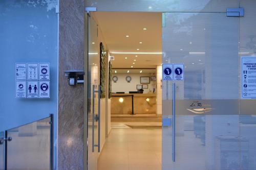 a glass door leading into a lobby with a hallway at Hotel La Riviera in Santa Marta