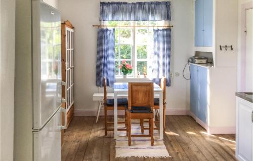 eine Küche mit einem Tisch und Stühlen sowie einem Fenster in der Unterkunft Lovely Home In rsundsbro With Wifi in Örsundsbro