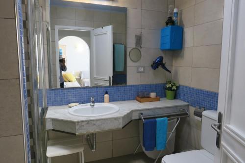 a bathroom with a sink and a mirror at Golondrina 28 - Bungalow fronte Oceano a Matagorda - Piscina - Aria condizionata in Tías