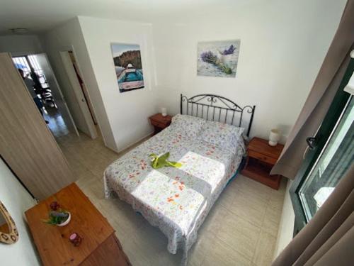een kleine slaapkamer met een bed en een tafel bij CASA MERY in Puerto del Carmen