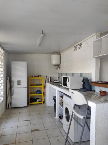 La cuisine est équipée d'un réfrigérateur et d'un lave-linge. dans l'établissement Tikoté Chwit point 0, à Cayenne