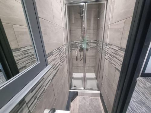 uma cabina de duche com WC na casa de banho em Harrington House em Cleethorpes
