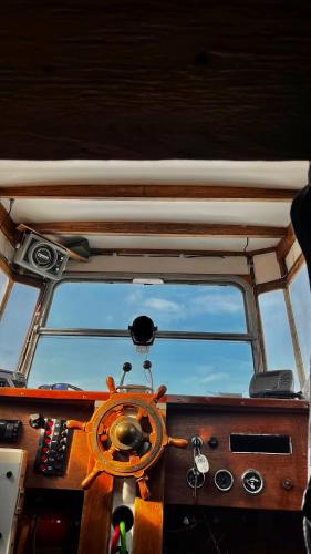 una vista desde el interior de un barco con volante en Virgo The Horrible Bee, en Nynäshamn