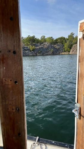 vistas al agua desde el costado del barco en Virgo The Horrible Bee, en Nynäshamn