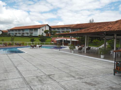 un complejo con piscina y un edificio en Flat 404 Villa Hipica, en Gravatá
