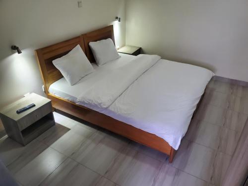 Un pat sau paturi într-o cameră la Ebenezer Hotel Apartments