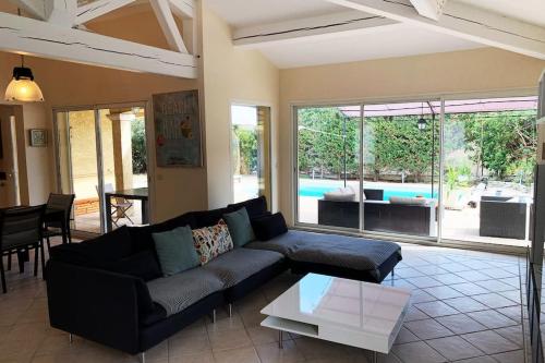 un salon avec un canapé et une table dans l'établissement SUBLIME Villa de vacances au calme !!, à Marseille