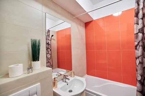 CityLife Apartments في ياش: حمام مع حوض ومرحاض ومرآة