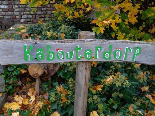 a wooden sign for a garden with a sign that reads kotinatown at CASA Victoria in Kuringen