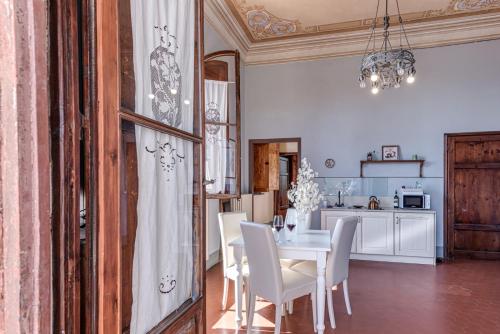 a dining room and kitchen with a table and chairs at Appartamenti Villa Mascagni in Volterra