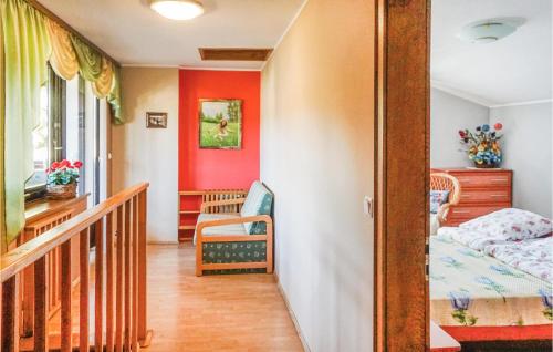 Cette petite chambre comprend un lit et un escalier. dans l'établissement Beautiful Home In Szczedrzyk With 3 Bedrooms, Sauna And Wifi, à Szczedrzyk