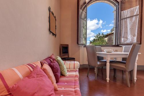a living room with a couch and a table at Appartamenti Villa Mascagni in Volterra