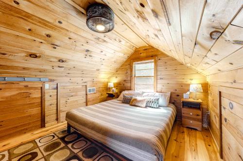 1 dormitorio con 1 cama en una cabaña de madera en Maggie's Lakeside Cottage en Wakefield