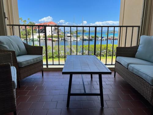 een balkon met 2 banken en een tafel en uitzicht bij Sapphire Beach Villa Ocean and Marina View in Nazareth