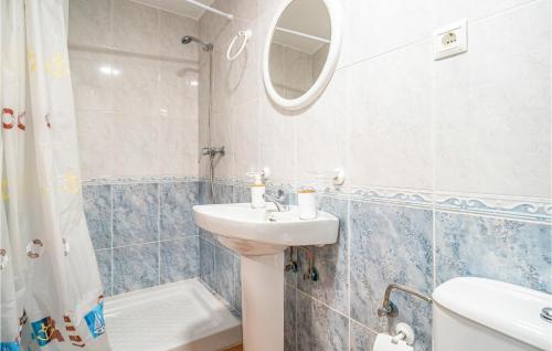 W łazience znajduje się umywalka, toaleta i lustro. w obiekcie 1 Bedroom Lovely Home In Jubrique w mieście Jubrique