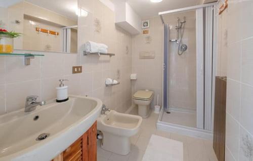 een badkamer met een wastafel, een toilet en een douche bij Casa Edo in Ventimiglia