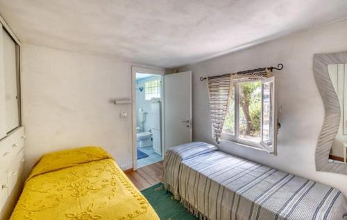 een kleine slaapkamer met een bed en een raam bij Casa Edo in Ventimiglia