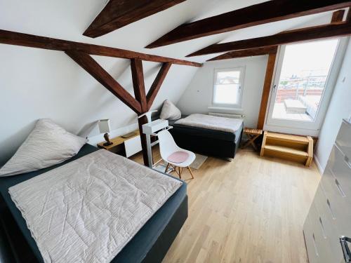 een slaapkamer met een bed, een bureau en 2 ramen bij See Igel Sjöborre in Wismar
