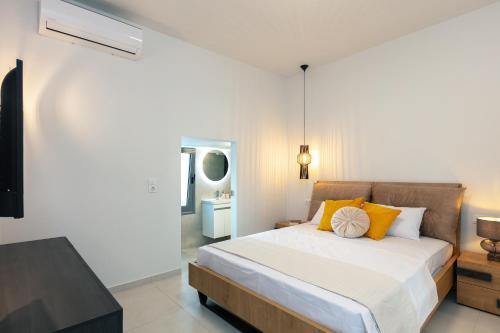 um quarto com uma cama grande e almofadas amarelas em Kalopsia Home em Rethymno Town