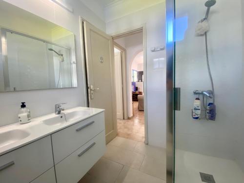 Casa María Fermina - Mirando al mar في بلايا هوندا: حمام مع حوض ودش مع مرآة