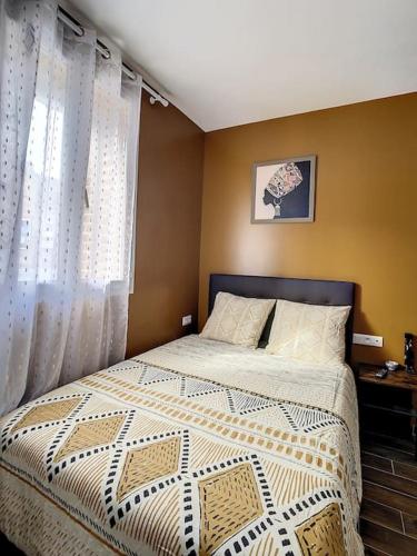 une chambre avec un grand lit et une fenêtre dans l'établissement STUDIO GARE AMIENS TOUT ÉQUIPÉ NETFLIX WIFI 2PERS, à Amiens