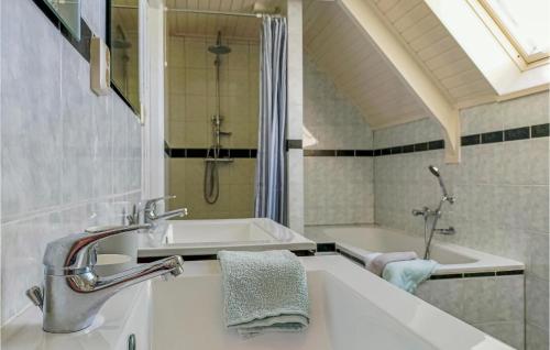 ein Badezimmer mit einem Waschbecken, einer Dusche und einer Badewanne in der Unterkunft Gorgeous Home In Scharendijke With Kitchen in Scharendijke