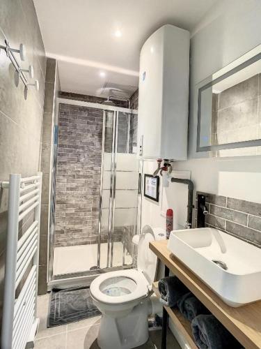 une salle de bain avec toilettes et lavabo dans l'établissement STUDIO COSY HYPER CENTRE GARE AMIENS WIFI NETFLIX 2 PERS, à Amiens